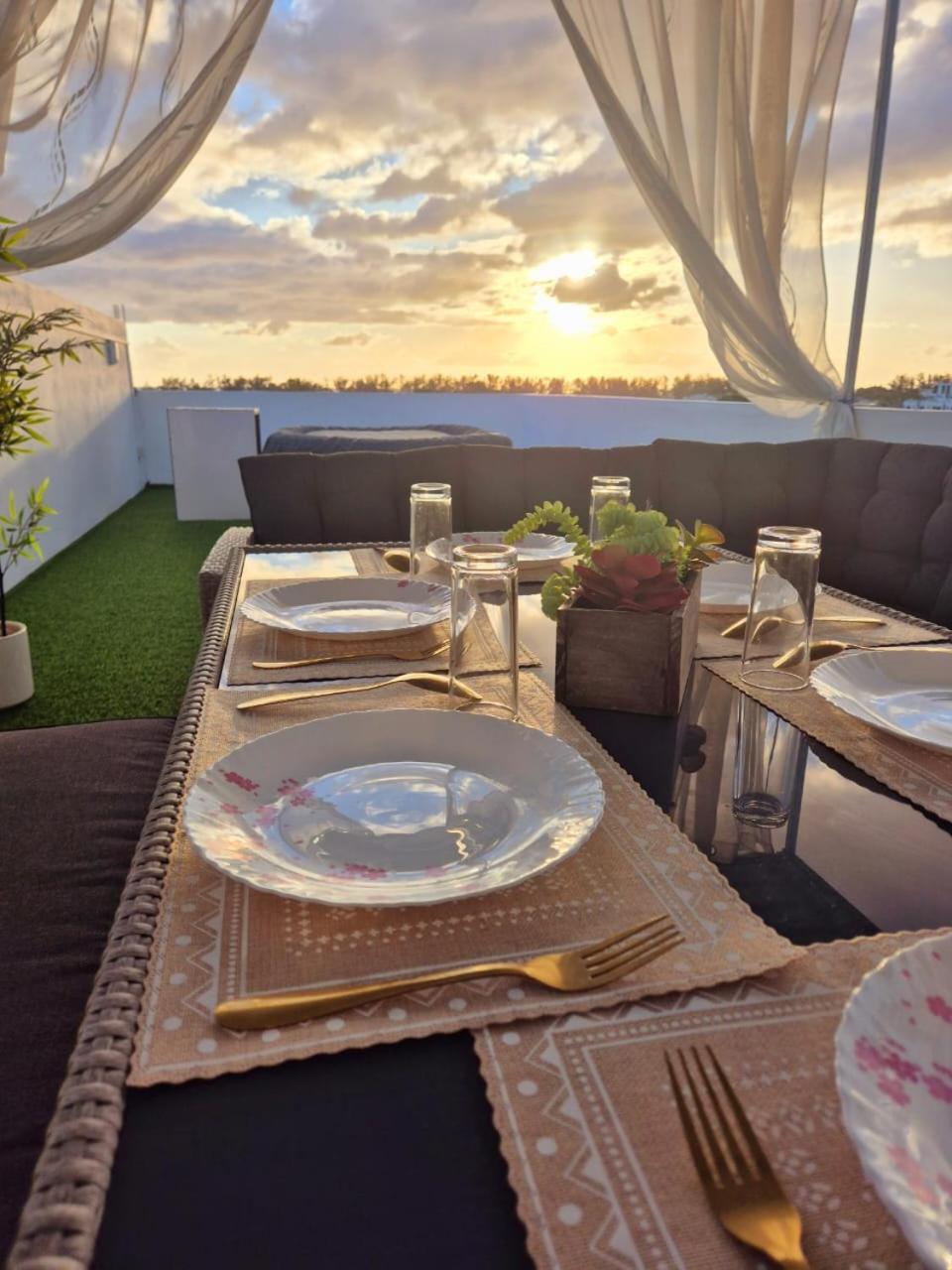 Skyview Apartment- Rooftop Penthouse With Sunset & Sea Views Flic en Flac Exterior photo