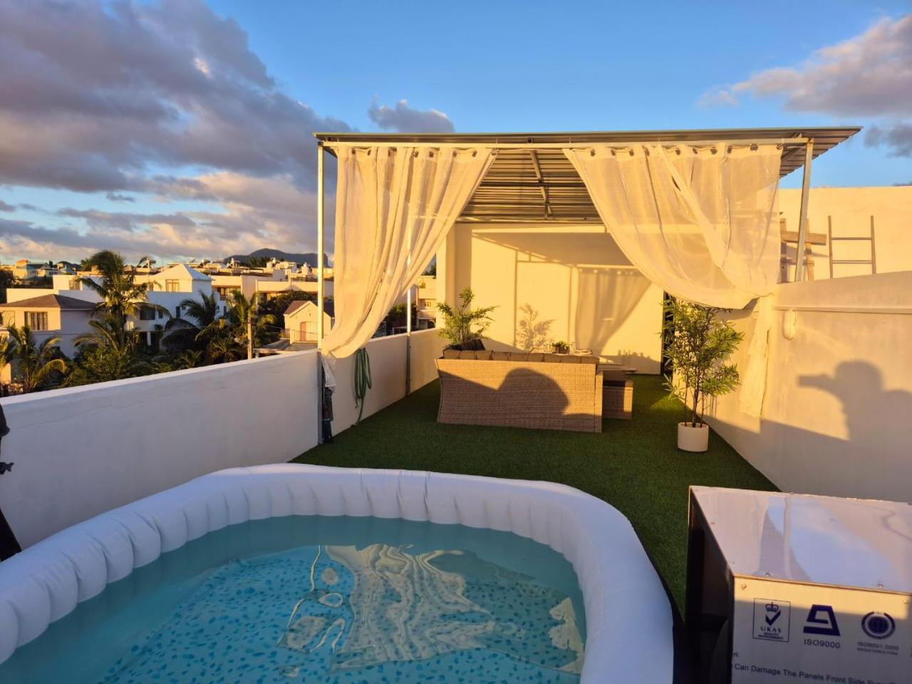 Skyview Apartment- Rooftop Penthouse With Sunset & Sea Views Flic en Flac Exterior photo