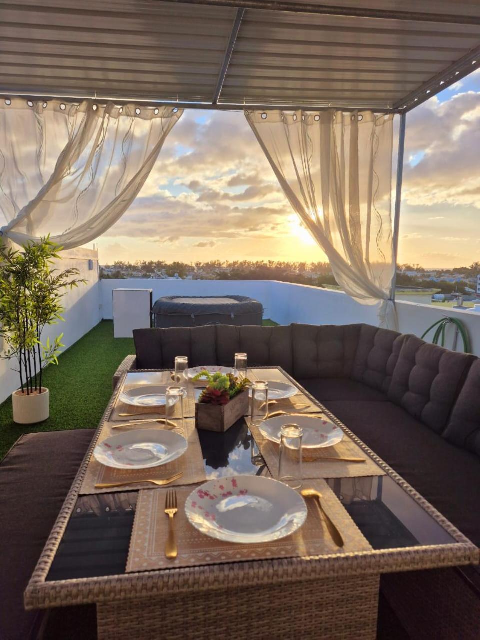 Skyview Apartment- Rooftop Penthouse With Sunset & Sea Views Flic en Flac Exterior photo