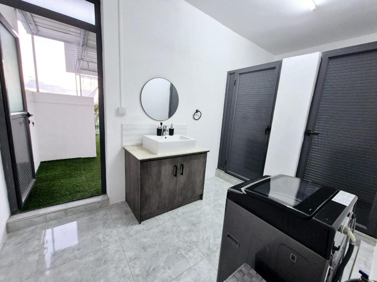 Skyview Apartment- Rooftop Penthouse With Sunset & Sea Views Flic en Flac Exterior photo