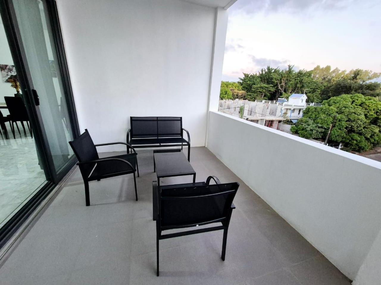 Skyview Apartment- Rooftop Penthouse With Sunset & Sea Views Flic en Flac Exterior photo