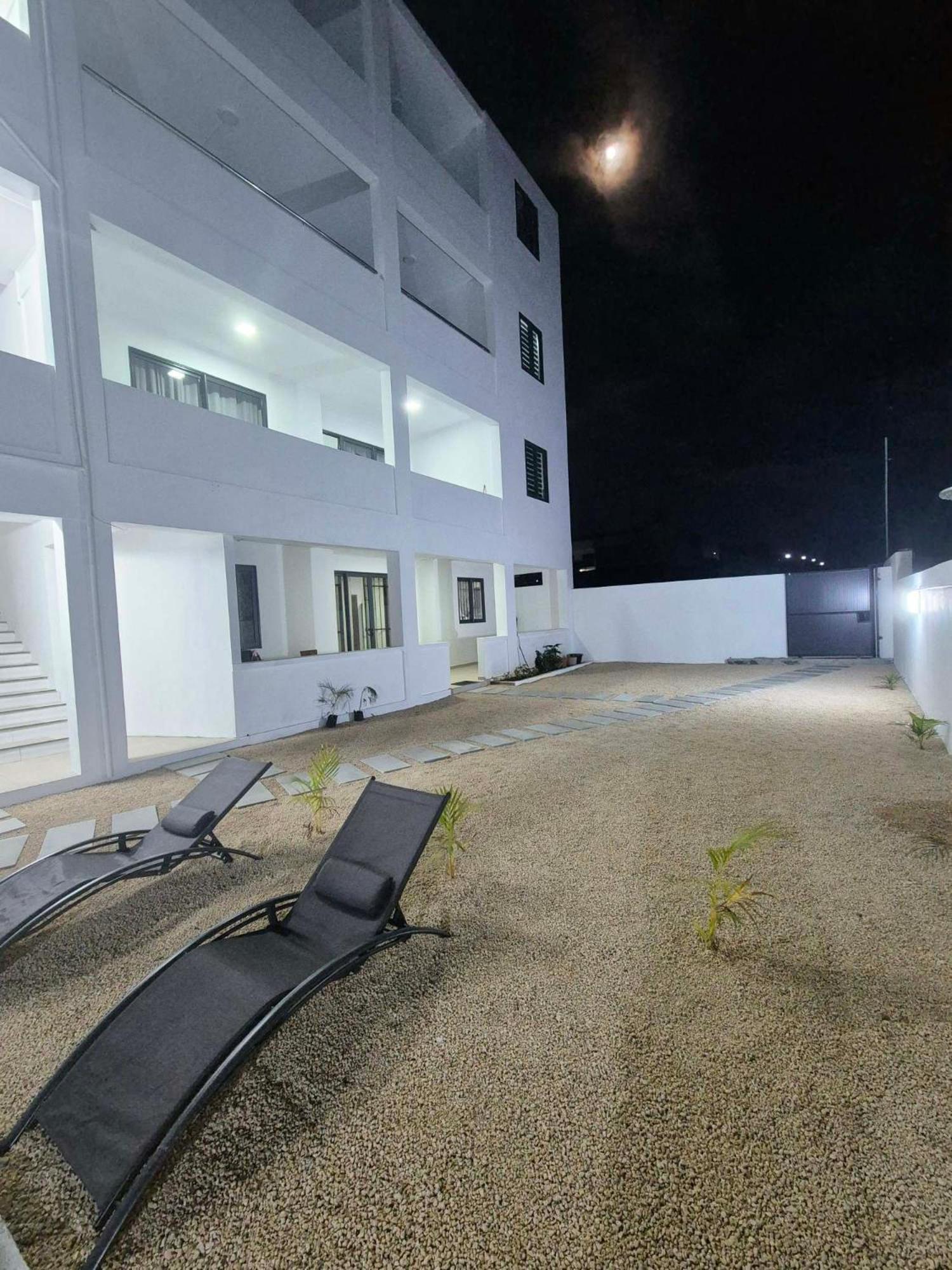Skyview Apartment- Rooftop Penthouse With Sunset & Sea Views Flic en Flac Exterior photo