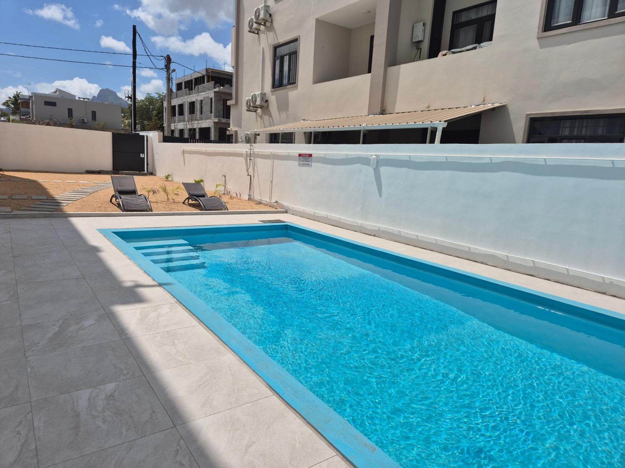 Skyview Apartment- Rooftop Penthouse With Sunset & Sea Views Flic en Flac Exterior photo
